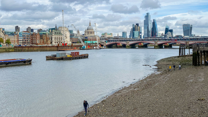 Глава британской разведки унизился до извинений перед гомосексуалистами