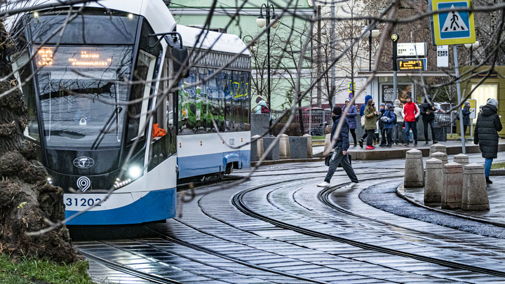Могло отрезать ногу. В Кемерово пенсионерка попала под трамвай