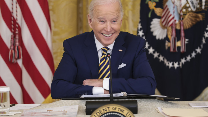 Time показал загадочную красную папку на столе Байдена. На ней одно русское слово