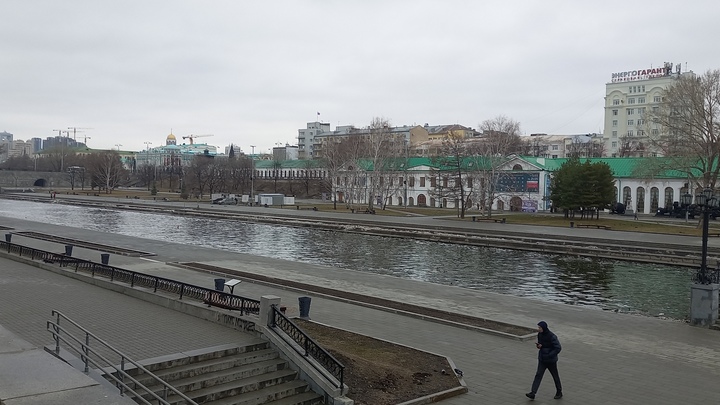 В екатеринбургском Историческом сквере начали менять плитку, уложенную год назад