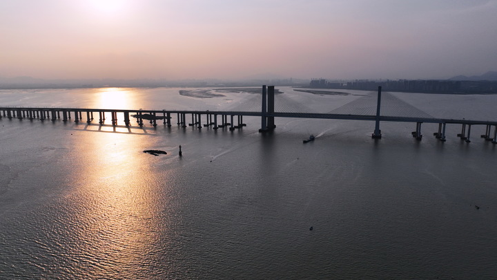 Корабли США и Канады прошли Тайваньский пролив в сопровождении китайских военных