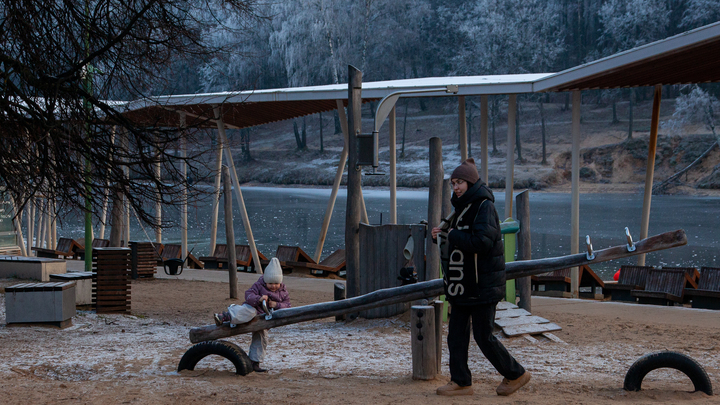 Педиатр Морозова дала советы, что делать, если ребенок прилип языком к качелям