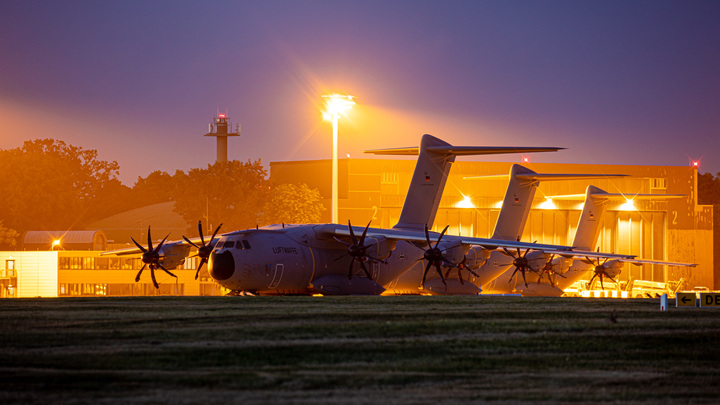 Под крики отчаяния и звуки стрельбы: Испуганные афганцы отдавали малышей американцам