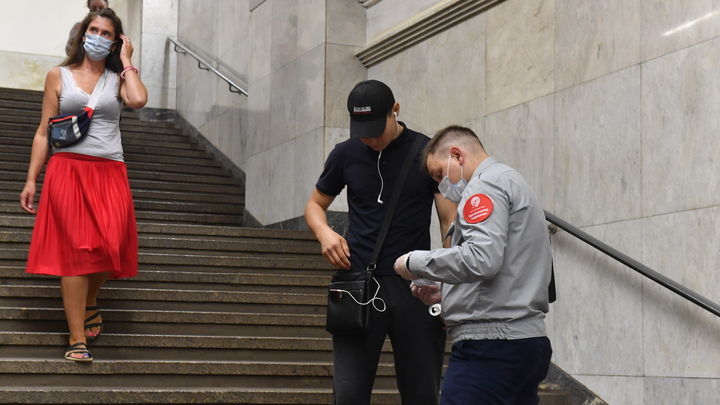 В московском метро поставили фейсконтроль: У вас 37,5, вы не проходите в клуб