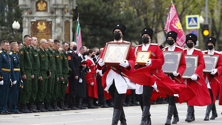 В казачьем параде в Краснодаре приняли участие 3 800 человек