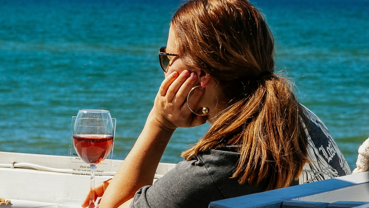 Горячая галька, мягкий песок, рельефные скалы: какие красивые места на Юге предпочитают туристы