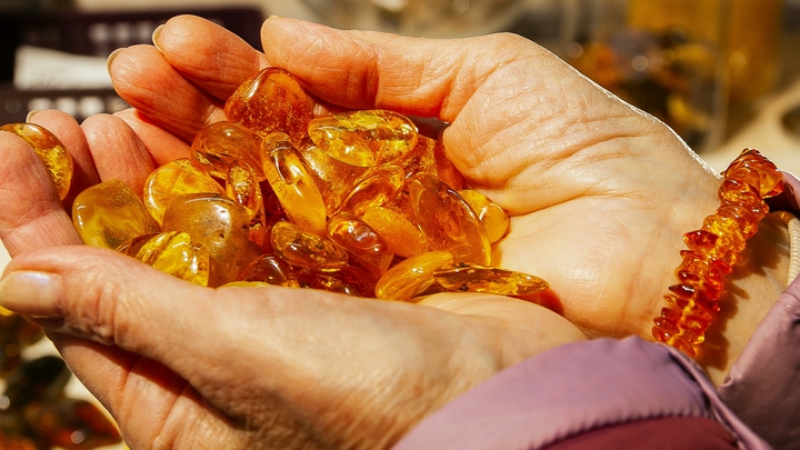 Древний янтарь стоимостью в миллион евро найден под дверью в Румынии