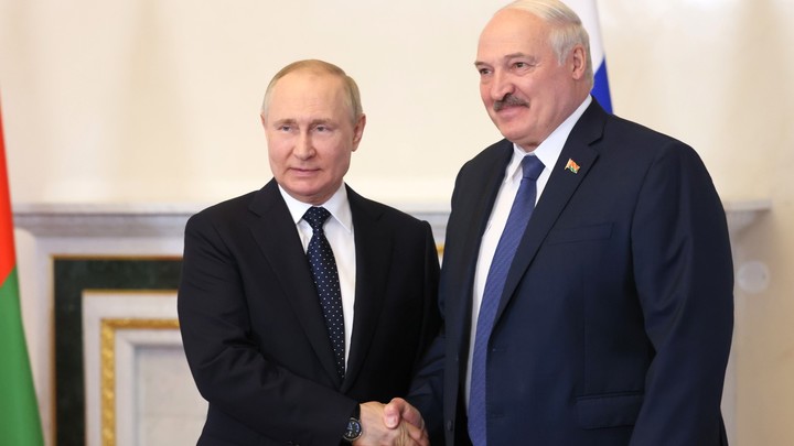 Лукашенко подбодрил Путина, назвав бегущих от мобилизации в Казахстан не нашими людьми