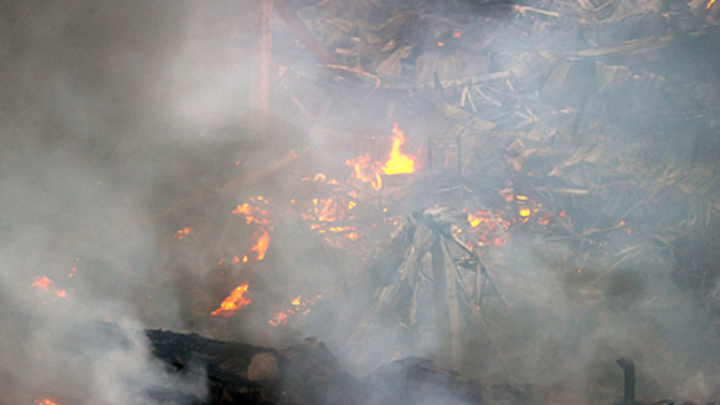 В Анапе на площади 300 кв. метров полыхает сухая трава