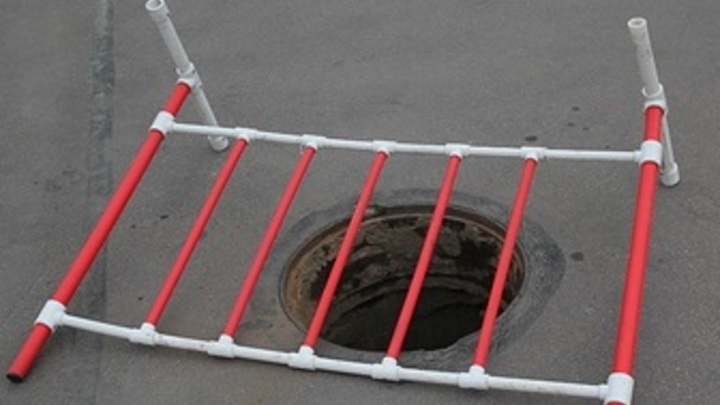 Никогда такого не было и вот опять: машина провалилась под асфальт в Самаре