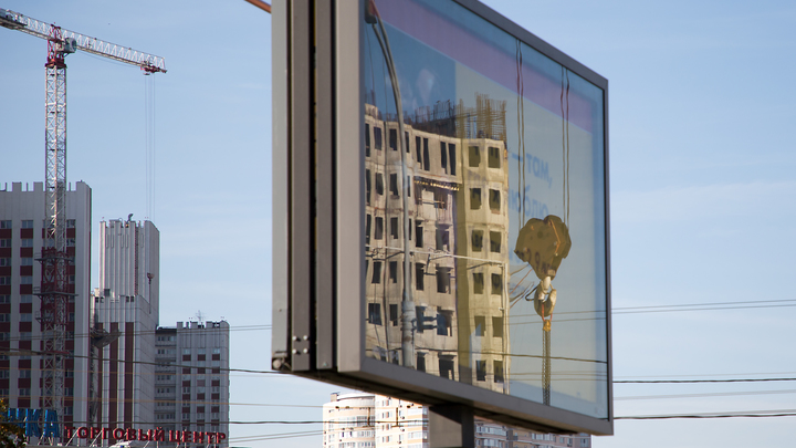 В Нижнем Тагиле рекламный щит упал на припаркованные автомобили