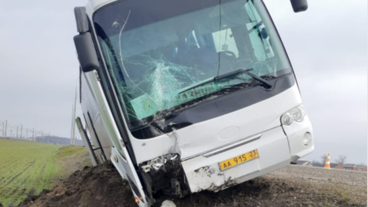 На Кубани автобус с 32 школьниками съехал с дороги и влетел в электрический столб