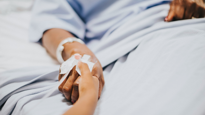 В Италии мать и дочь умерли после рождественского ужина. Глава семьи в реанимации