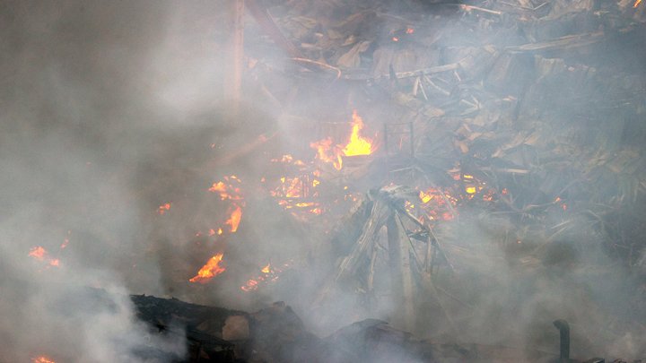 В окно кричала, но не помочь: Мать погибла, спасая малышей из огня. Отец и сын тоже не выжили