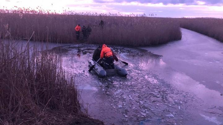 На Кубани группа рыбаков застряла на льдине. Потребовалась помощь спасателей