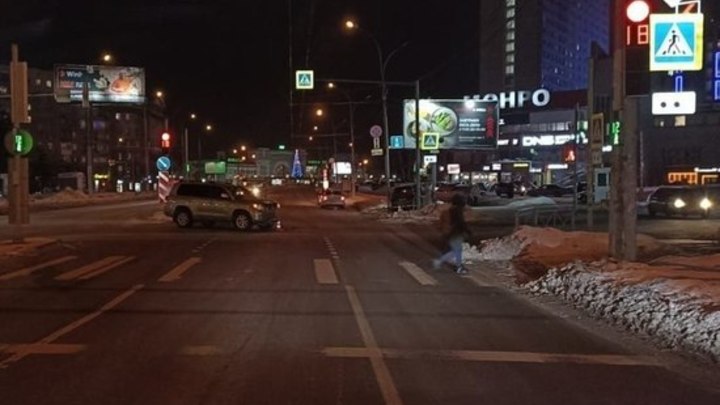 В Новосибирске автомобиль в результате ДТП отбросило на подростка-пешехода
