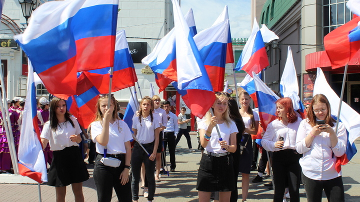 Нехорошая девочка! Надругалась над флагом России и опозорила нашу армию!. К ответственности привлекут 38-летнюю мать школьницы