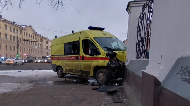 В центре Иванова в ДТП с реанимобилем пострадали 4 человека