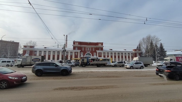 В Новосибирске пассажиры маршрутки поругались с водителем из-за оплаты проезда