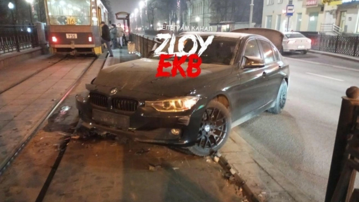 Водитель на BMW врезался в остановку в центре Екатеринбурга