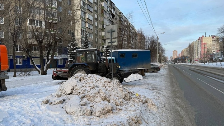 С челябинских улиц увозят тонны снега после коммунального ЧП