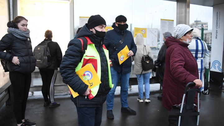 На автобусной остановке в Екатеринбурге умер мужчина