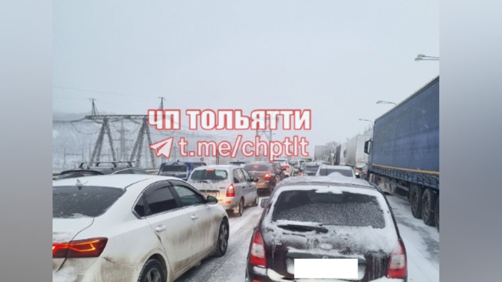 Видимо здесь будем ночевать: на Жигулевской ГЭС образовался сильный затор