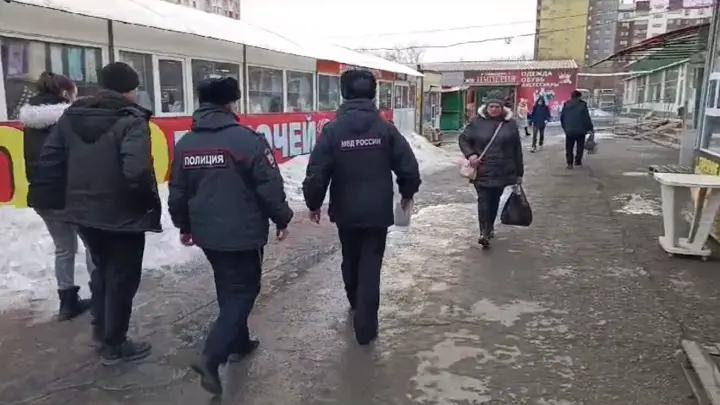 Грязь и антисанитария: в Челябинске полиция пришла за мигрантами на рынки
