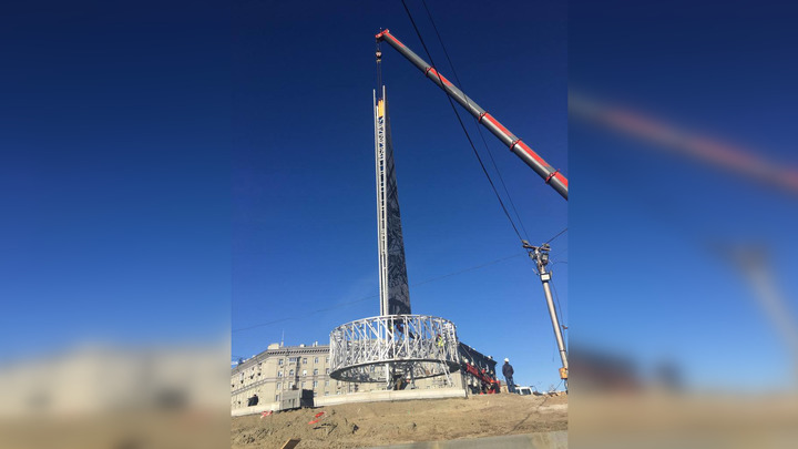 Стелу Город трудовой доблести смонтировали на площади Калинина в Новосибирске
