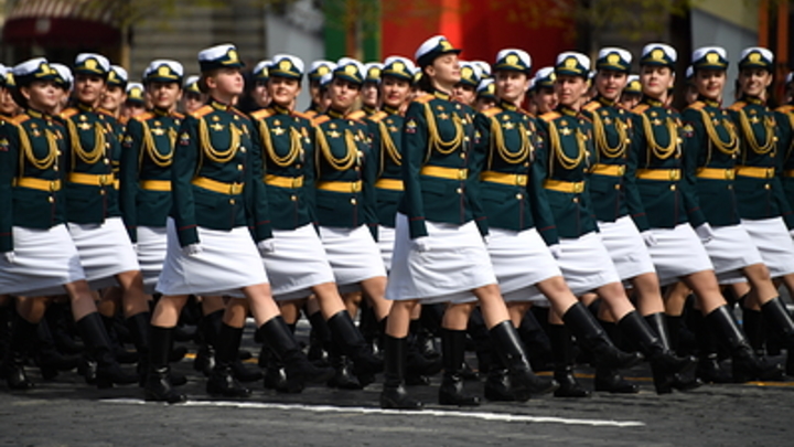 Женщинам-военнослужащим увеличат пособие по уходу за ребенком: Поручение Путина