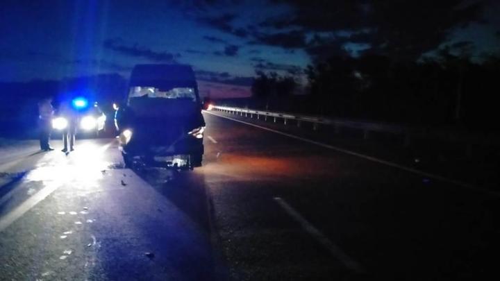 В Кореновском районе автобус въехал в грузовик