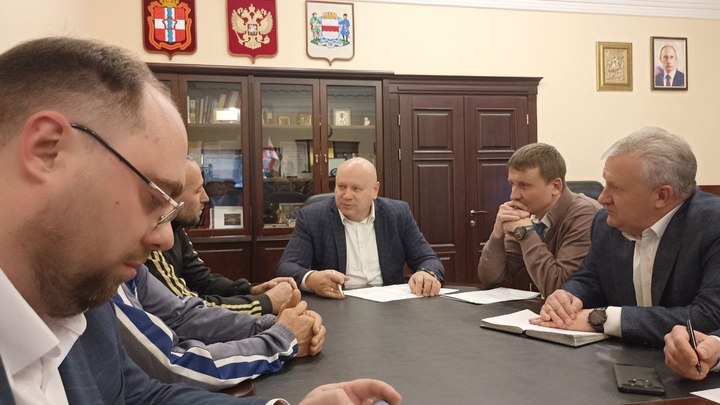 Мэр Омска Шелест ответил на отказ директора вешать памятную доску ветерану СВО в школе