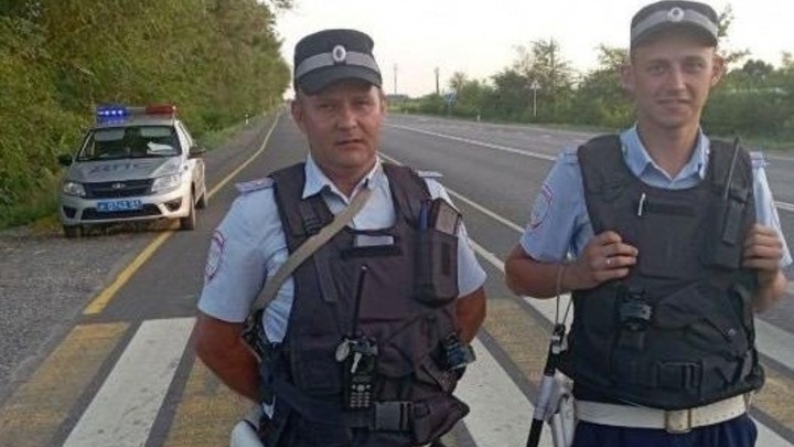 В Ростовской области сотрудники ГИБДД спасли пассажиров из сломанного автобуса