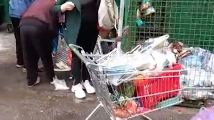 Битва за просроченные продукты: пенсионеры Петербурга накинулись на еду у мусорки - видео