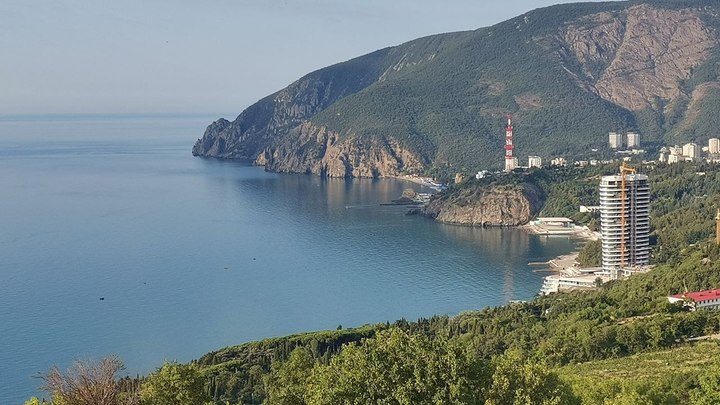 Отдых в Крыму 2022: парковки подорожали, фрукты гниют, а чиновники боятся принимать решения