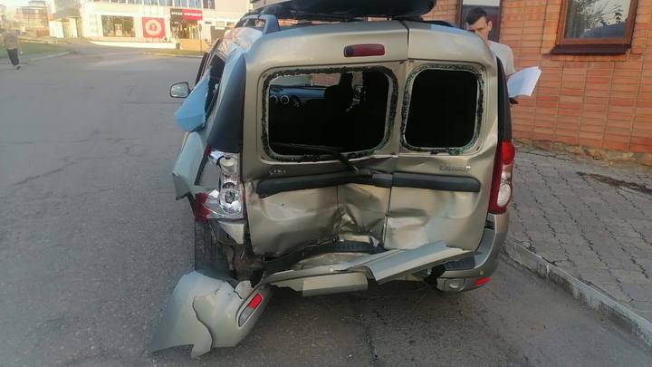 В ночной аварии на трассе в Ростовской области пострадала семья из трёх человек