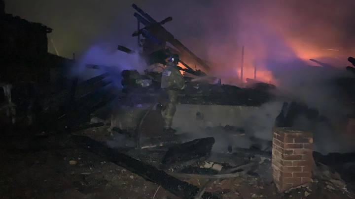 В Бердске во время ночного пожара пострадали два человека