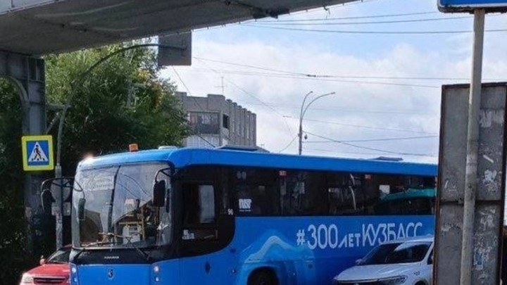 Пассажирский автобус попал в ДТП на Кузнецком проспекте в Кемерове