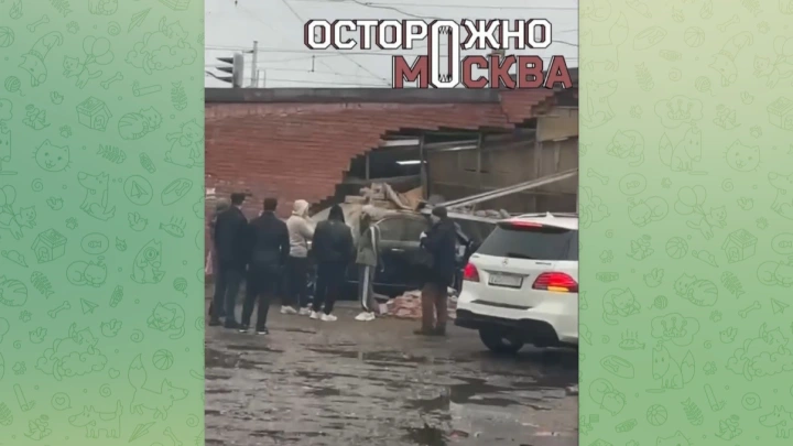 В Подмосковье автомобиль пробил стену здания у станции Голицыно и попал на видео