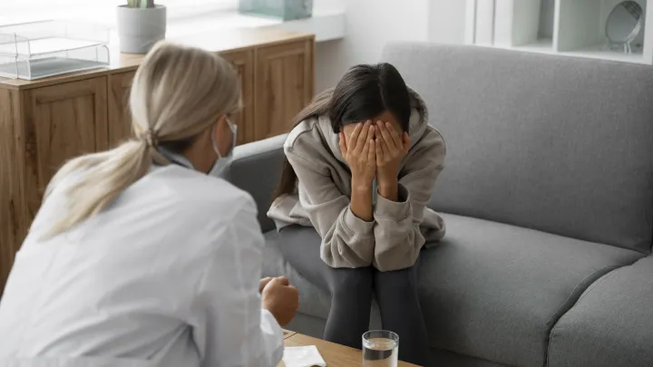 Из глаза девушки извлекли живого 11-сантиметрового червя от домашней собаки