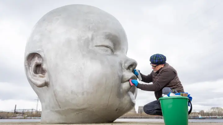 Вандалы испортили арт-объект «Младенец» за 2 млн рублей в Екатеринбурге