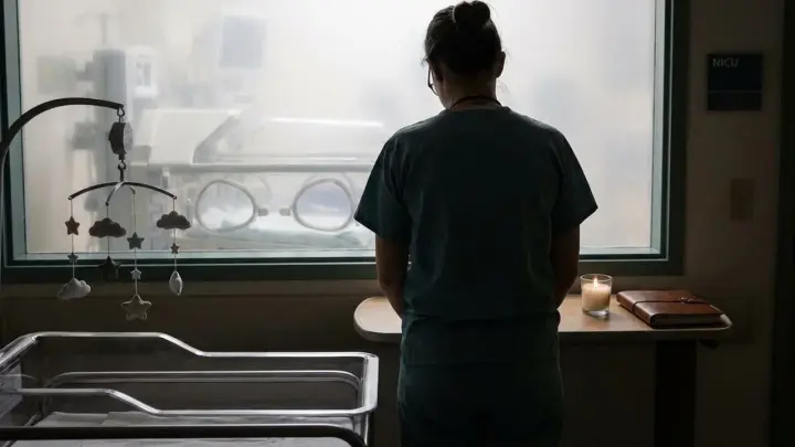 Жизнь под откос с отцом-наркоманом: Как одна ошибка в роддоме привела к трагедии двух семей