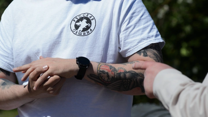 Активисты Русской общины вышли патрулировать улицы городов в черных нашивках