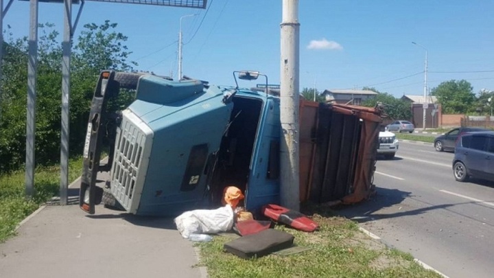 Грузовик перевернулся в городе Шахты
