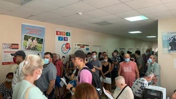 Километровые очереди: жители Кубани жалуются на недоступность центров вакцинации