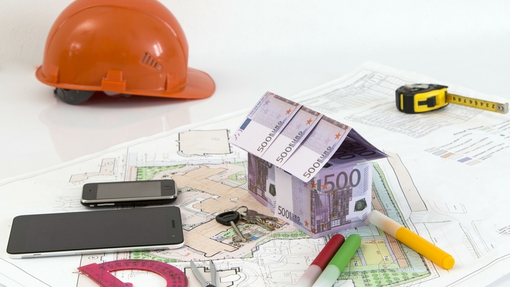 В Ростове продают за бесценок самовольно построенный трехэтажный коттедж и участок