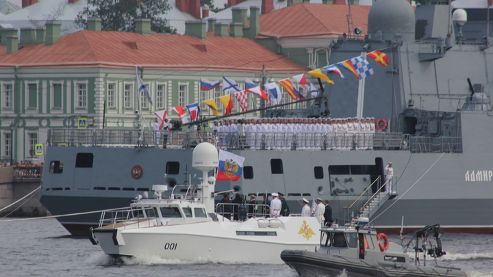 Мост устоял: Военные опровергли сообщение об аварии на параде в Санкт-Петербурге
