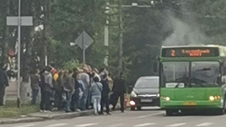 Автобус загорелся на ходу на улице в Кемерове