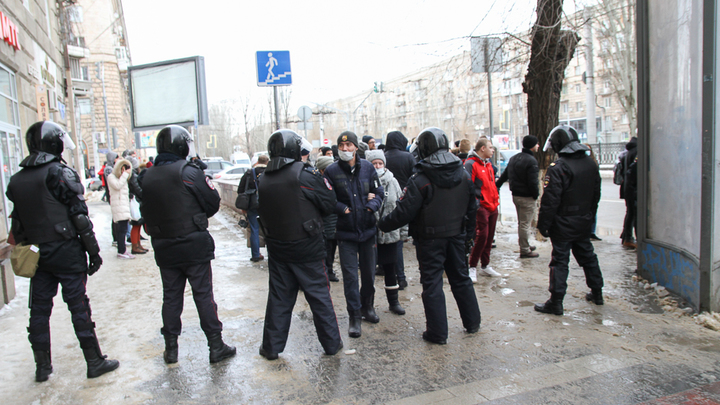 Технично уработали: Мужчина в Москве с дубиной пошёл на ОМОН