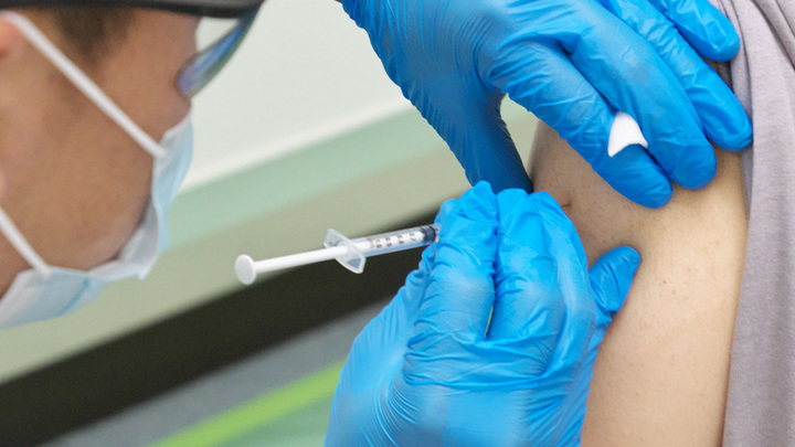 Совершенных вакцин нет, но: Японец привился в России, но слёг с COVID-19